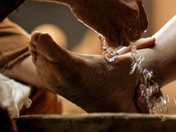 Jesus washing his disciples feet