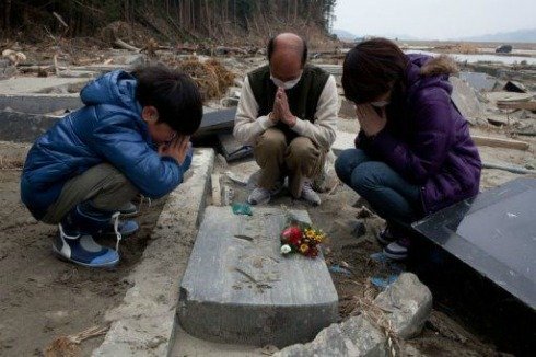 japan tsunami, praying