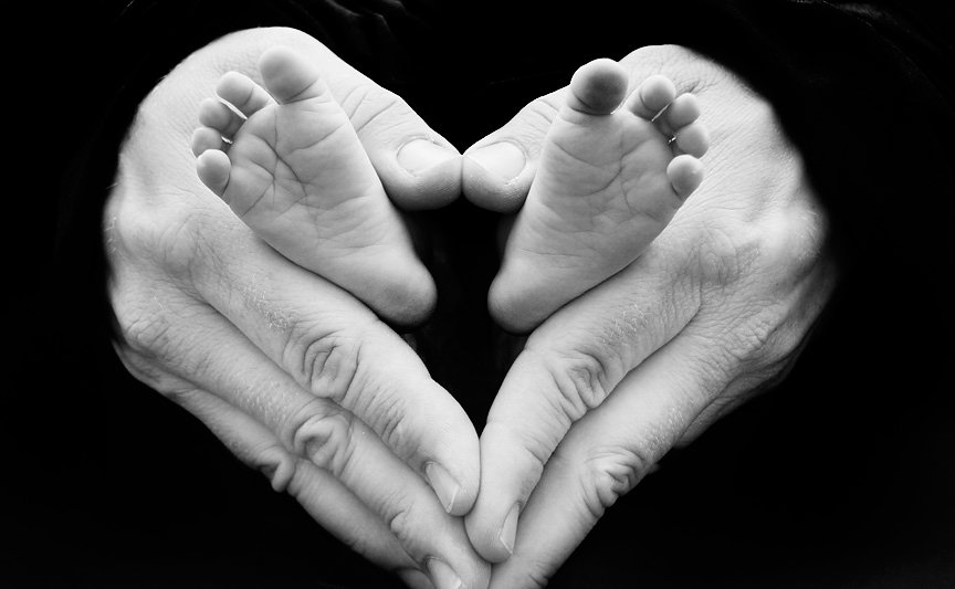 babies feet, baby in fathers hands